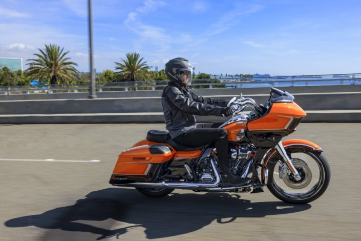 210249_my22_fltrxse_cvo_road_glide_riding_jk_0086.tif_1