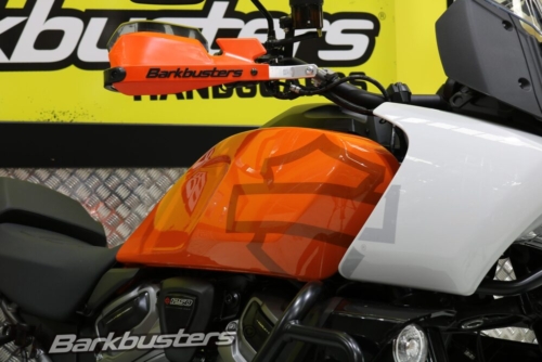 Kit de Soportes de Aluminio Protector de Manos BARKBUSTERS para Harley-Davidson® Pan America - Imagen 2